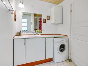 cocina blanca con lavadora y fregadero en Holiday Home Tian - from the sea by Interhome, en Hadsund
