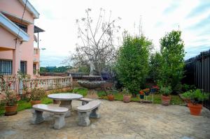 Taman di luar Résidence Lafatra