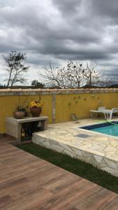 Hồ bơi trong/gần Suíte Encanto da Roça