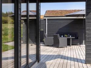 Un patio con una mesa y sillas en una terraza. en Holiday Home Dyke - 1-5km from the sea by Interhome, en Saltum 21 fotos más