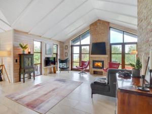 TV a/nebo společenská místnost v ubytování Holiday Home Andri - 600m to the fjord by Interhome