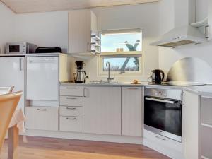 Η κουζίνα ή μικρή κουζίνα στο Holiday Home Clarissa - 300m from the sea by Interhome