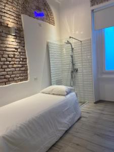 ミラノにあるDream - a nest in Porta Veneziaの部屋にベッドとシャワーがある寝室