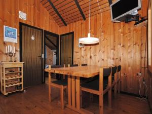 una sala da pranzo con tavolo e sedie in legno di Holiday Home Deni - 4km from the sea by Interhome a Fjerritslev