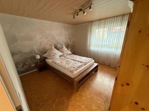a small bedroom with a bed in a room at Ferienwohnung Waldrose in Oberharmersbach