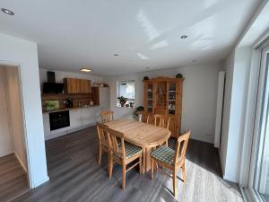 a kitchen and dining room with a wooden table and chairs at Ferienwohnung Waldrose in Oberharmersbach