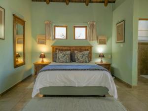 ベラ・ベラにあるHornbill Villa 93のベッドルーム1室(大型ベッド1台、窓2つ付)