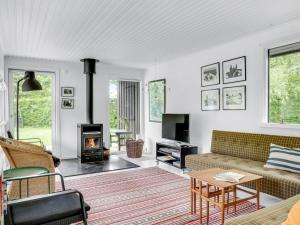 Μια τηλεόραση ή/και κέντρο ψυχαγωγίας στο Holiday Home Jarno - 1km from the sea by Interhome