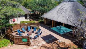 ベラ・ベラにあるHornbill Villa 93の屋外パティオ(椅子、テーブル、パラソル付)