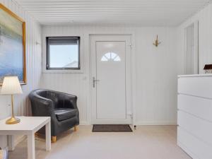 un soggiorno con una sedia in pelle nera e una porta di Holiday Home Bitta - 500m from the sea by Interhome a Fjerritslev