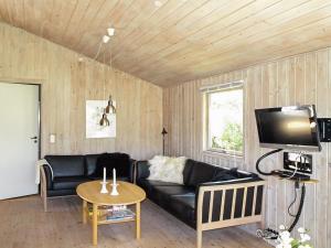 Televisyen dan/atau pusat hiburan di Holiday Home Tia - 900m from the sea by Interhome