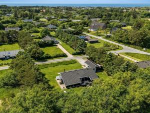 eine Luftansicht eines Hauses in einem Vorort in der Unterkunft Holiday Home Vilmar - 1-2km from the sea by Interhome in Hjørring