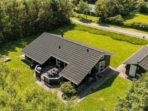 eine Luftansicht eines Hauses mit Dach in der Unterkunft Holiday Home Vilmar - 1-2km from the sea by Interhome in Hjørring
