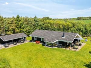 eine Luftaufnahme eines Hauses mit Garten in der Unterkunft Holiday Home Vilmar - 1-2km from the sea by Interhome in Hjørring