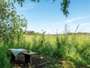 einen Picknicktisch inmitten eines Feldes in der Unterkunft Holiday Home Vilmar - 1-2km from the sea by Interhome in Hjørring + 25 Fotos