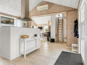 cocina con encimera blanca y escalera en Holiday Home Alfuin - 500m from the sea by Interhome, en Hjørring 14 fotos más