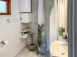 un bagno con lavandino e tenda da doccia di Holiday Home Francy - 400m from the sea by Interhome a Hjørring