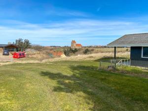 un cortile con una casa e un prato di Holiday Home Francy - 400m from the sea by Interhome a Hjørring