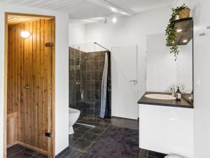 ein Badezimmer mit Toilette, Waschbecken und Dusche in der Unterkunft Holiday Home Auvo - 600m from the sea by Interhome in Hjørring