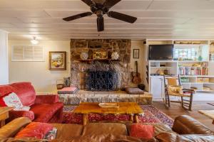 - un salon avec une grande cheminée en pierre dans l'établissement Mountain & Sunset Views - Walk to Downtown Mentone, à Mentone