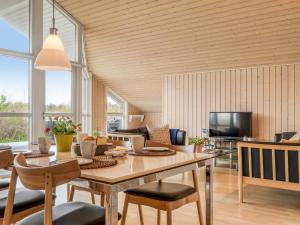 Μια τηλεόραση ή/και κέντρο ψυχαγωγίας στο Holiday Home Dory - 1-0km from the sea by Interhome