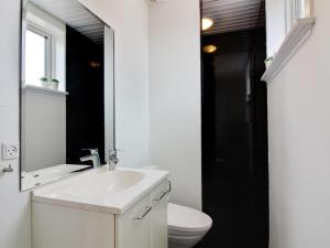 Koupelna v ubytování Holiday Home Kosara - 50m from the sea by Interhome + 19 fotografií