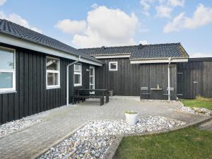 patio con panchina accanto a una casa di Holiday Home Rodna - 452m from the sea by Interhome a Hirtshals