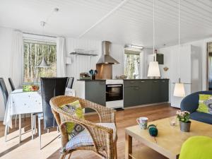 Η κουζίνα ή μικρή κουζίνα στο Holiday Home Apoline - 5km from the sea by Interhome