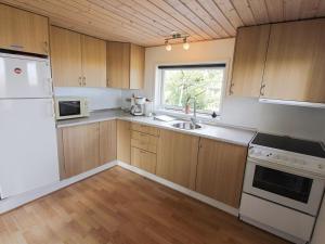 Η κουζίνα ή μικρή κουζίνα στο Holiday Home Isalie - 200m from the sea by Interhome