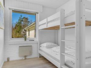 StrandbyにあるHoliday Home Ehm - 600m from the sea by Interhomeの二段ベッド2台と窓のある寝室 +11枚の写真
