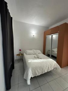 Ένα ή περισσότερα κρεβάτια σε δωμάτιο στο Casa Blanca