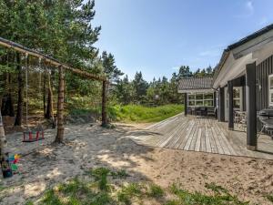 un cortile con terrazza e una casa di Holiday Home Winder - 1-3km from the sea by Interhome a Hirtshals Altre 21 foto