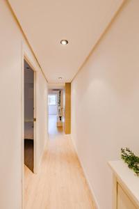 Afbeelding uit fotogalerij van Cabañal Beach House - 10 min to ocean , FastWifi , SmartTV, AC in Valencia