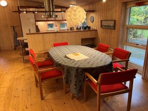 StrandbyにあるHoliday Home Eljena - 600m from the sea by Interhomeのダイニングルーム(テーブル、赤い椅子付)