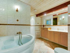 StrandbyにあるHoliday Home Eljena - 600m from the sea by Interhomeの浴槽、洗面台、トイレを備えたバスルーム +10枚の写真