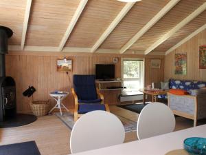 TV a/nebo společenská místnost v ubytování Holiday Home Elizaveta - 400m from the sea by Interhome