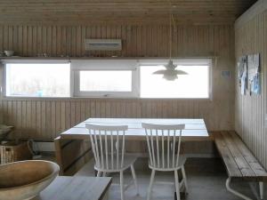 Holiday Home Märta - 300m from the sea by Interhome في سكاغن: غرفة طعام مع طاولة وكرسيين