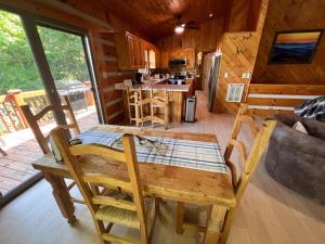 a dining room table and chairs in a cabin at Mount Jefferson Vistas in West Jefferson