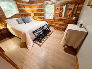 a bedroom with a bed in a log cabin at Mount Jefferson Vistas in West Jefferson