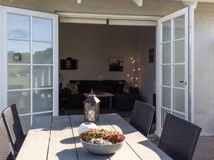 tavolo da pranzo con ciotola di cibo sopra di Apartment Thamina - 400m from the sea by Interhome ad Allinge