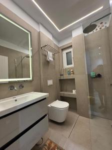 a bathroom with a toilet and a sink and a shower at Osik apartments villa 01 in Golem