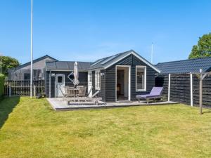スケーエンにあるHoliday Home Apolina - 1km from the sea by Interhomeのパティオと庭のある家