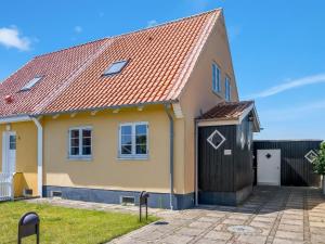 スケーエンにあるHoliday Home Apolina - 1km from the sea by Interhomeの赤屋根の黄色い家