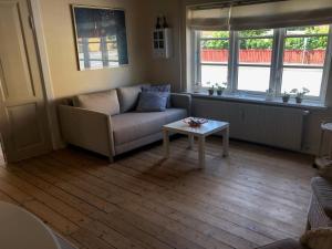 una sala de estar con un sofá y una mesa en Apartment Faustine - 500m from the sea by Interhome, en Skagen