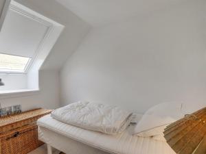 Una habitación blanca con una cama y una ventana en Apartment Annbritt - 500m from the sea by Interhome, en Skagen 14 fotos más