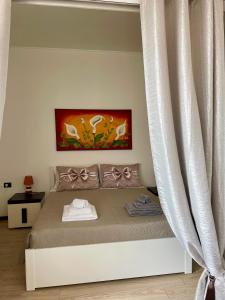 ein Schlafzimmer mit einem Bett und einem Vorhang in der Unterkunft Skyline Genova Centro in Genua