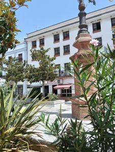 ein Gebäude mit einer Straßenlaterne davor in der Unterkunft WOWHOLIDAYS Exclusive Building Center Ronda in Ronda