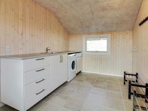 una cucina con lavatrice e finestra di Holiday Home Igilfar - 700m from the sea by Interhome a Vejers Strand