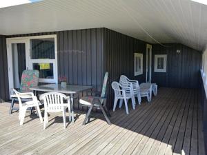 una terrazza con sedie, tavolo e sedie di Holiday Home Igilfar - 700m from the sea by Interhome a Vejers Strand