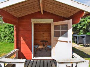 Un cobertizo rojo con una puerta y una mesa dentro. en Apartment Gæsling - 1-6km from the sea by Interhome, en Skagen 17 fotos más